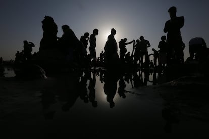 Devotos hindúes se reúnen para hacer rituales durante el festival anual 'Magh Mela', en Allahabad (India).