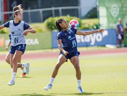Salma Paralluelo controla un balón ante Leila Ouahabi durante el entrenamiento de la selección española en Las Rozas la semana pasada.