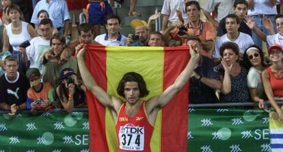 Yago Lamela, tras proclamarase subcampe&oacute;n mundial de salto de longitud en Sevilla en 1999.