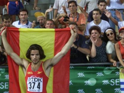 Yago Lamela, tras proclamarase subcampe&oacute;n mundial de salto de longitud en Sevilla en 1999.