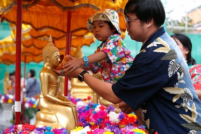 La festividad más tradicional, arraigada sobre todo en villas pequeñas, consiste en arrojar agua suavemente sobre las manos de ancianos y estatuas de Buda en señal de respeto, así como construir pagodas con arena. El Songkran coincide con el final de la época seca que precede a las lluvias del monzón, muy importantes para las cosechas de arroz en la región. En la imagen, el templo Wat Pho, en Bangkok, durante la celebración este lunes 14 de abril.