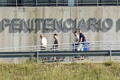 Three members of “La Manada” leave jail in Pamplona on Friday.