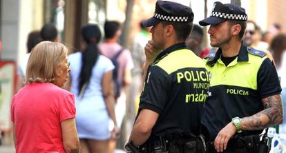 Policías municipales, de patrulla por el distrito de Centro.