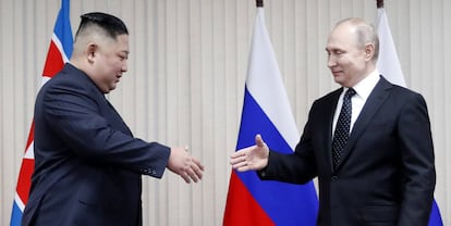 Vladímir Putin y Kim Jong-un se saludan en una reunión en Vladivostok.