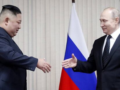 Vladímir Putin y Kim Jong-un se saludan en una reunión en Vladivostok.