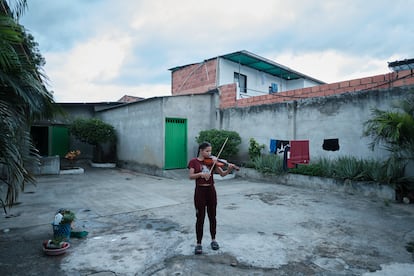 Valeria Brito toca el violín.