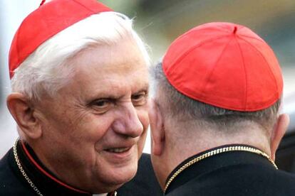 Ratzinger charlaba ayer en el Vaticano con otro cardenal despus de una reunin del colegio cardenalicio.