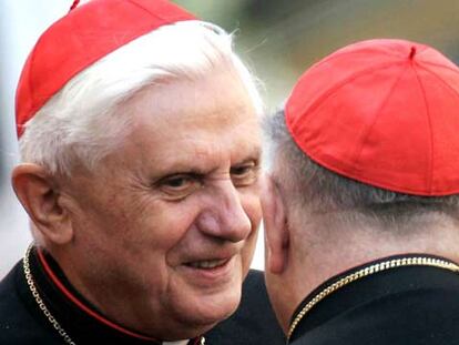Ratzinger charlaba ayer en el Vaticano con otro cardenal después de una reunión del colegio cardenalicio.