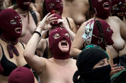 Um grupo de estudantes em um protesto feminista.