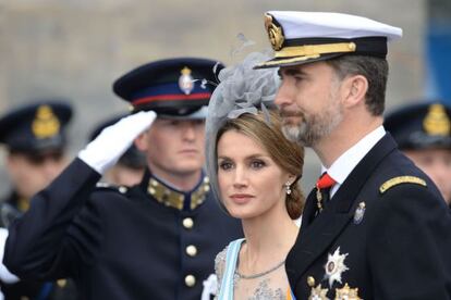 Los pr&iacute;ncipes Felipe y Letizia, a su llegada a la ceremonia de entronizaci&oacute;n.