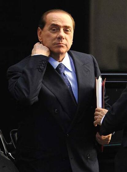 El primer ministro italiano, Silvio Berlusconi, ayer en Nápoles.