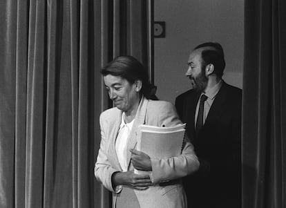 Cristina Alberdi, Minister of Social Affairs, and Alfredo Pérez Rubalcaba, Minister of the Presidency, at the press conference following the Council of Ministers, on July 28, 1995.