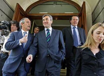 Sebastián González, Ángel Acebes, José María Michavila y Cayetana Álvarez de Toledo, a la salida del Congreso.