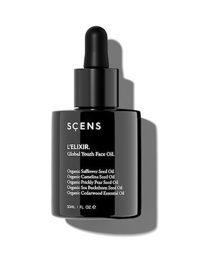 El aceite facial L’Elixir de Scens está formulado con un booster gracias a su cóctel de más de 15 aceites que ayudan a hidratar, iluminar, nutrir y regenerar la piel.