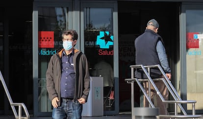 Una persona con mascarilla sale del Hospital Universitario La Paz de Madrid, este martes.