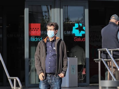 Una persona con mascarilla sale del Hospital Universitario La Paz de Madrid, este martes.