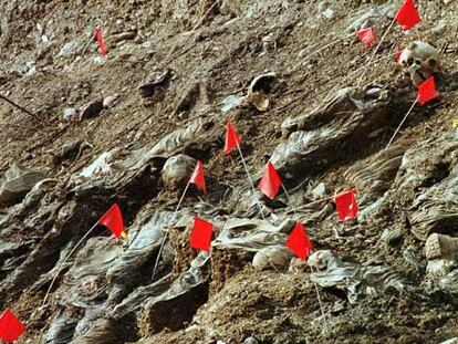 Cadáveres de hombres y mujeres musulmanes, asesinados en julio de 1995 en Srebrenica.