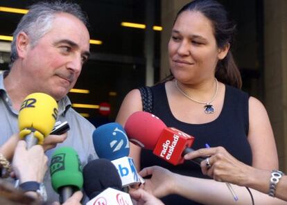 La presidenta de las Juntas Generales de Gipuzkoa, Lohitzune Txarola, y el director de Hacienda, Xabier Olano, a la salida de la Audiencia. 