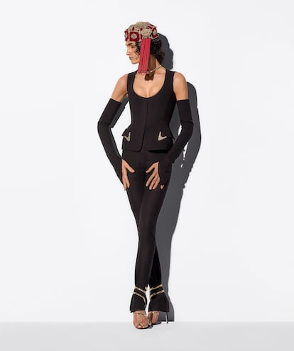 Corsé de lana con aplicaciones metálicas, pantalón y guantes, todo de SCHIAPARELLI; casquete de terciopelo bordado con borla de pasamanería de MAISON VIVASCARRIÓN; sandalias Juniper de ante negro con serpiente metálica de RENE CAOVILLA; anillo B.zero1 en oro amarillo con pavé de diamantes y collar B.zero1 en oro amarillo, ambos de BVLGARI.