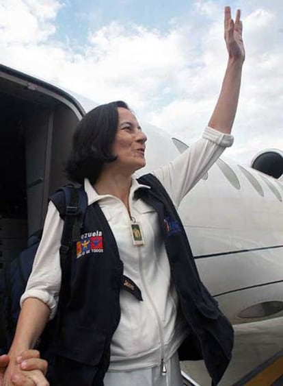 Clara Rojas saluda a su llegada al aeropuerto de Maiquetía (Venezuela) tras ser liberada por las FARC.