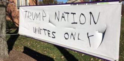“Nação Trump. Só brancos”, diz a faixa na Igreja Episcopal do Nosso Salvador em Silver Spring.