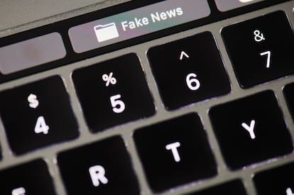 Montaje de un teclado de ordenador con la palabra 'fake news' ('bulos')