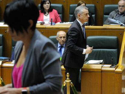 El lehendakari se dirige a la tribuna tras la intervención de la portavoz de EH Bildu, Maddalen Iriarte.