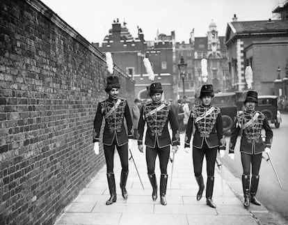 Húsares reales (soldados de caballería vestidos a la húngara) caminando alrededor del palacio de St. James (Londres) en 1931