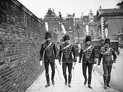 Húsares reales (soldados de caballería vestidos a la húngara) caminando alrededor del palacio de St. James (Londres) en 1931