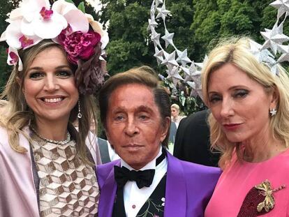 De izquierda a derecha: M&aacute;xima de Holanda, Valentino y Maria Chantal Miller, en la fiesta de Pablo de Grecia