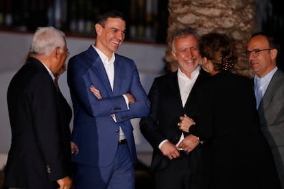 De izquierda a derecha, el primer ministro de Portugal, Antònio Costa, el presidente del Gobierno, Pedro Sánchez, y el presidente de Canarias, Ángel Víctor Torres, el martes en la casa museo de José Saramago en Lanzarote.