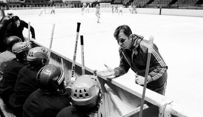 Víktor Tijonov se dirige a los jugadores de la selección de la URSS