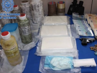 Material incautado por la policía, en la foto se puede ver la cocaína en paquetes rectangulares.