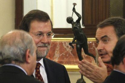 José Luis Rodríguez Zapatero dialoga con Jorge Fernández y Mariano Rajoy, ayer en el Congreso.