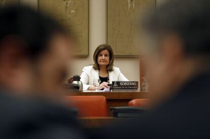 La ministra de Empleo y Seguridad Social, Fátima Báñez, momentos antes de su comparecencia en el Congreso.