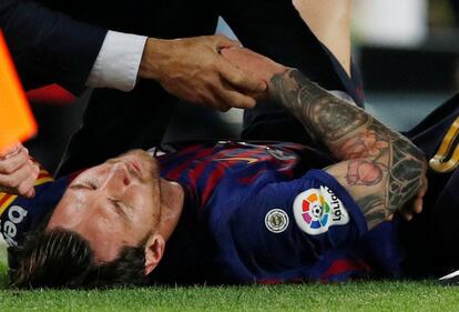 Detalle del gesto de dolor de Lionel Messi tras el incidente con Franco Vázquez