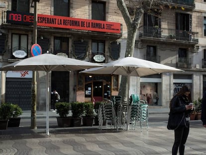 Ciutadans passegen per la Rambla a l'alçada del comptador.