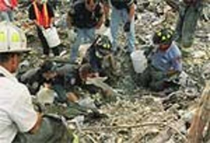 Personal de rescate busca restos humanos entre los escombros de las Torres Gemelas.