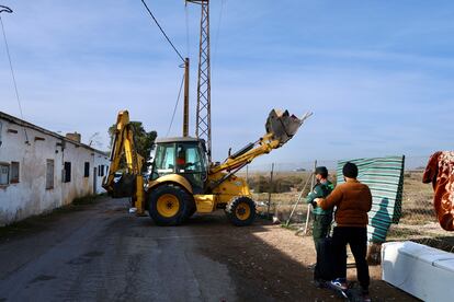 Una excavadora en la zona del asentamiento, este lunes. 