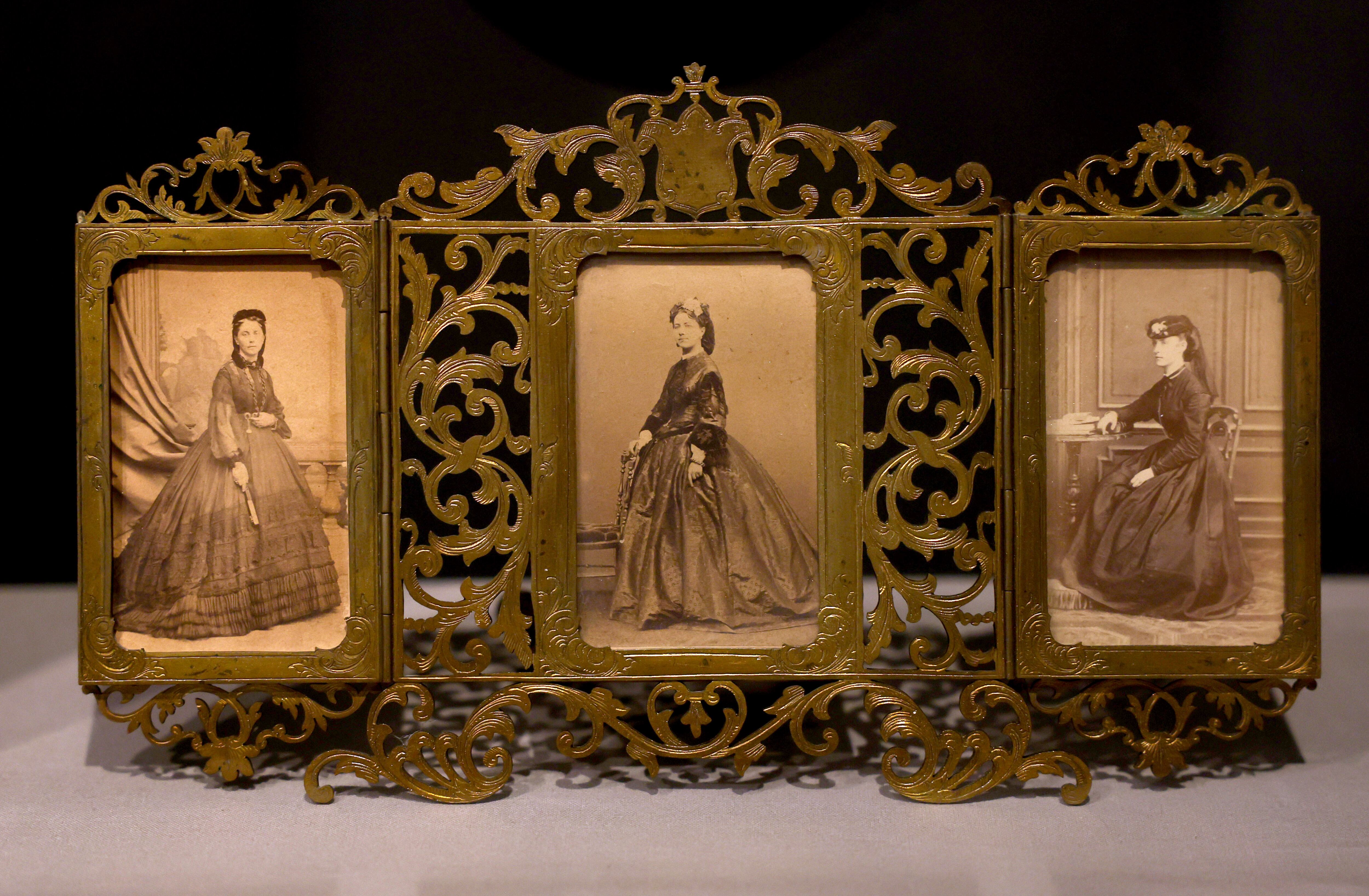 Retratos de figuras de la época que reflejan la indumentaria del momento.