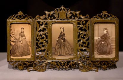 Retratos de figuras de la época que reflejan la indumentaria del momento.