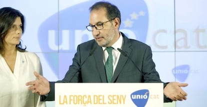 El candidat d'Unió, Ramon Espadaler, en presència de la diputada en funcions Montse Surroca, després de la reunió del comitè de govern de la formació, un dia després de les eleccions.