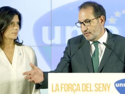 El candidat d'Unió, Ramon Espadaler, en presència de la diputada en funcions Montse Surroca, després de la reunió del comitè de govern de la formació, un dia després de les eleccions.
