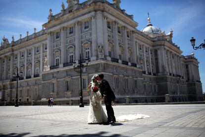 Recém-casados se beijam em frente ao Palácio Real de Madri (Espanha), no dia 10 de junho de 2017