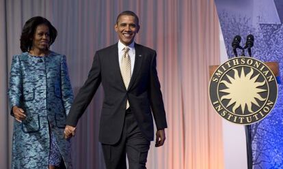 El presidente norteamericano Barack Obama llega a la ceremonia en Washington acompañado de la primera dama Michelle Obama.