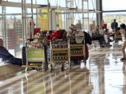 Viajeros en la T-4 del aeropuerto de Barajas de Madrid. EFE/Archivo
