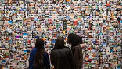 'The Last Safe Abortion' (2023), instalación de Carmen Winant en la nueva Bienal del Whitney.