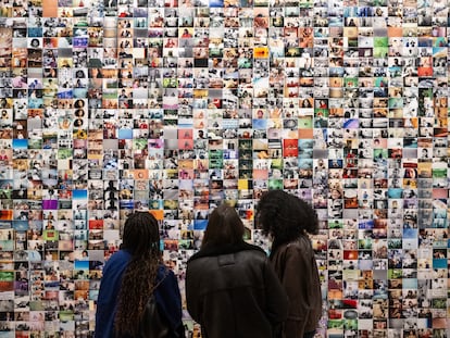 'The Last Safe Abortion' (2023), instalación de Carmen Winant en la nueva Bienal del Whitney.