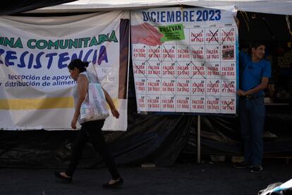 Vista de un cartel con la cuenta atrás para la toma de posesión de Arévalo en un puesto de comida en el plantón de la resistencia indígena en Ciudad de Guatemala.