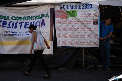 Vista de un cartel con la cuenta atrás para la toma de posesión de Arévalo en un puesto de comida en el plantón de la resistencia indígena en Ciudad de Guatemala.